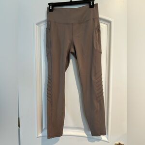 Move Theory Brown Leggings with side pockets and cute ribbing. Size Medium.
